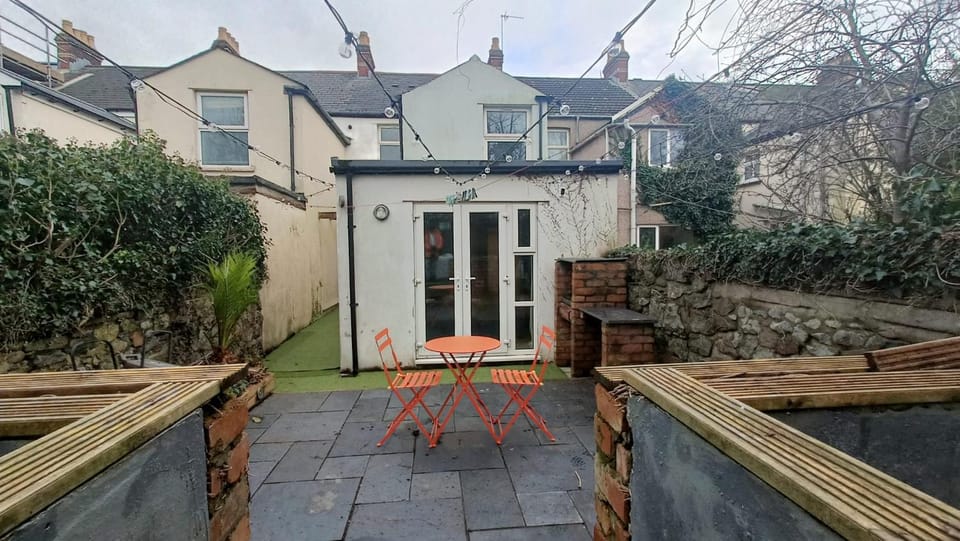 Hot Tub Emerald Escape - Private Garden & Free Parking Apartment in Cardiff