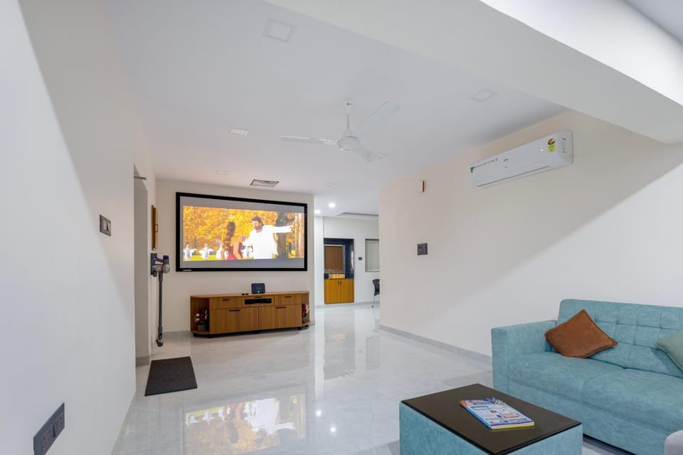 Communal lounge/ TV room, TV and multimedia, Living room, Seating area, air conditioner