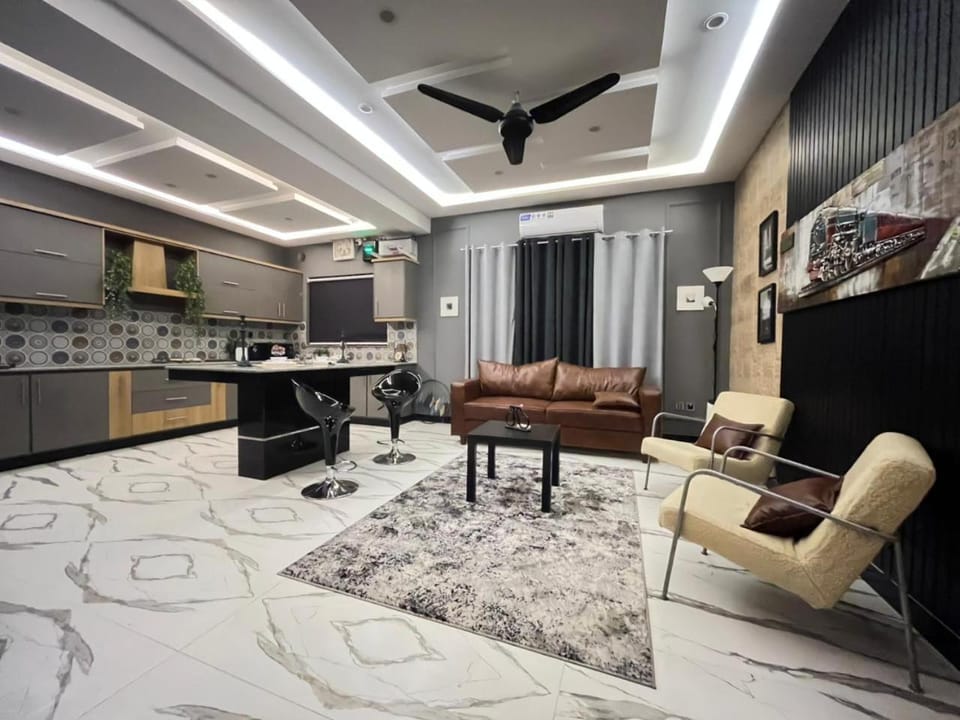 TV and multimedia, Kitchen or kitchenette, Living room, Seating area, Dining area