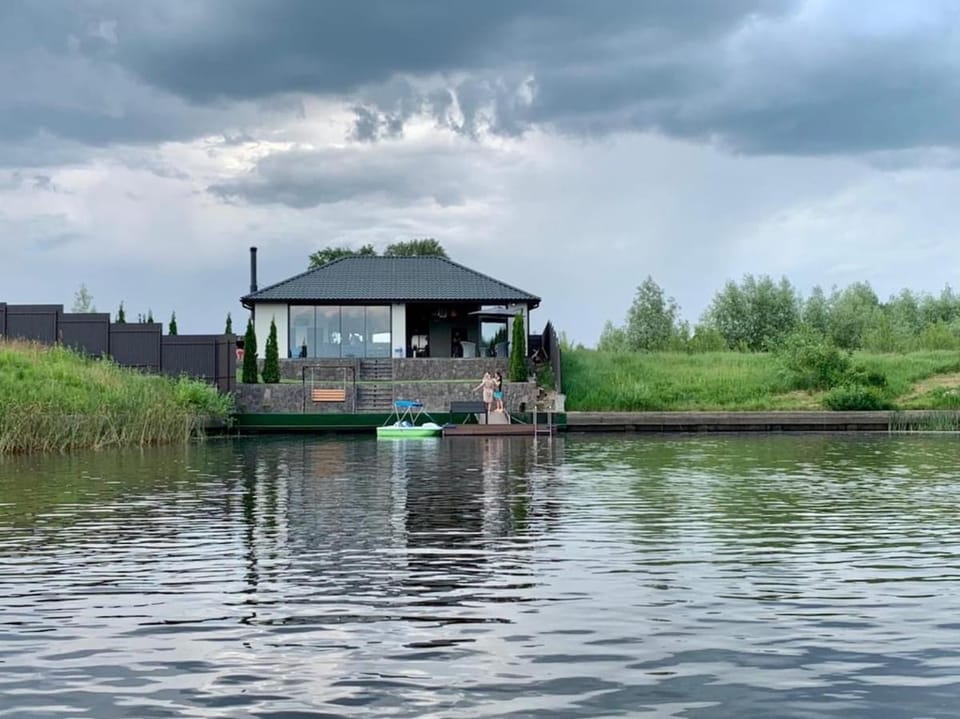 Будинок з видом на Десну, басейн, камін, 2 глемпінги House in Ukraine