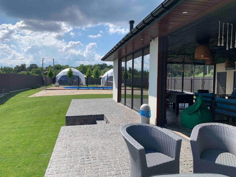 Будинок з видом на Десну, басейн, камін, 2 глемпінги House in Ukraine