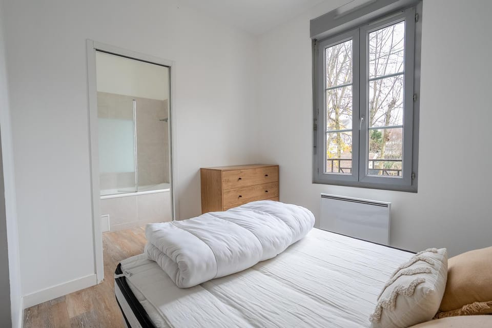 Photo of the whole room, Bedroom