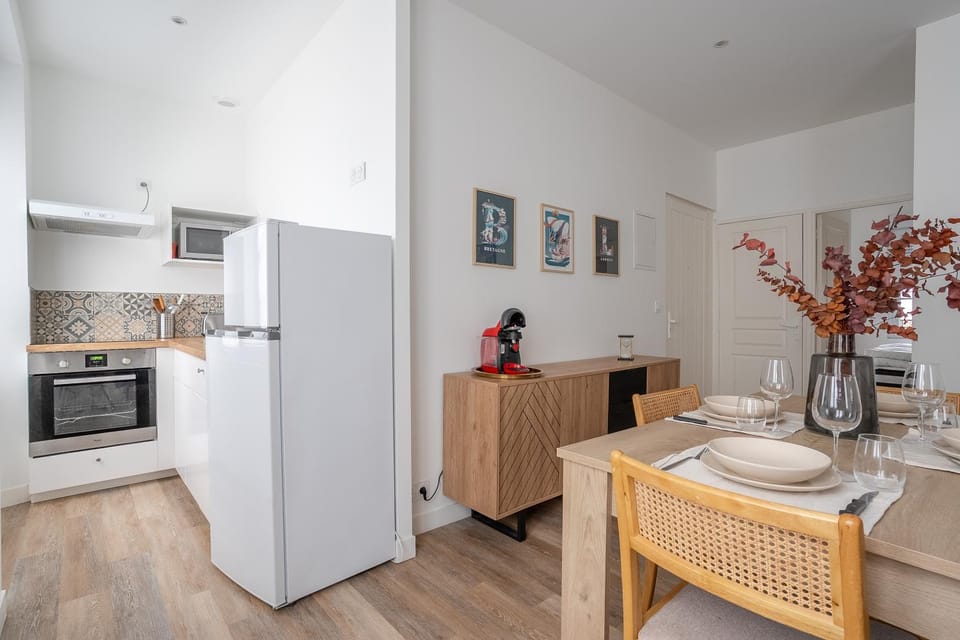 Kitchen or kitchenette, Dining area