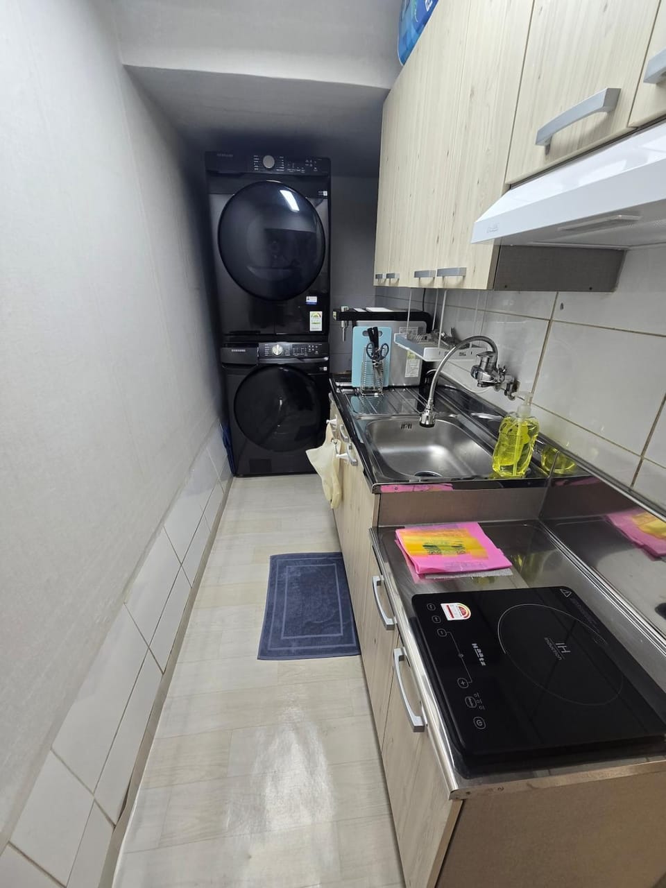 Kitchen or kitchenette, stove, washing machine, dryer