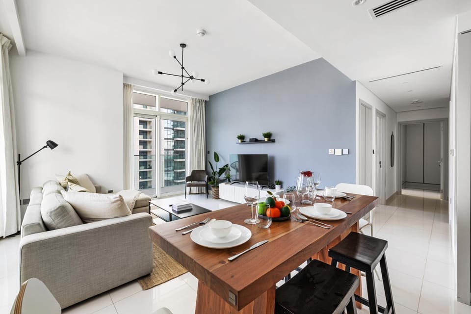 TV and multimedia, Living room, Food and drinks, Seating area, Dining area, Drinks, Alcoholic drinks