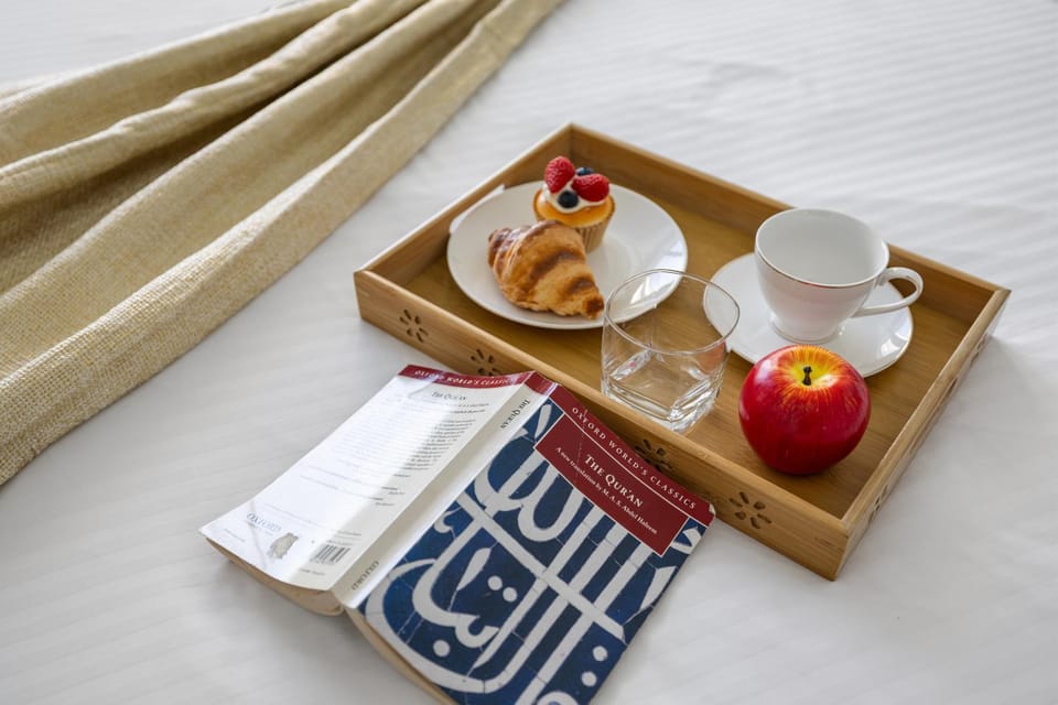 Bed, Coffee/tea facilities, Food and drinks, Photo of the whole room, Bedroom, Food, Breakfast, Continental breakfast, Drinks