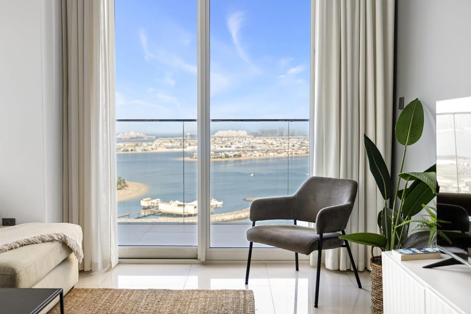 Natural landscape, View (from property/room), Balcony/Terrace, Living room, Seating area, City view, Lake view, River view, Sea view