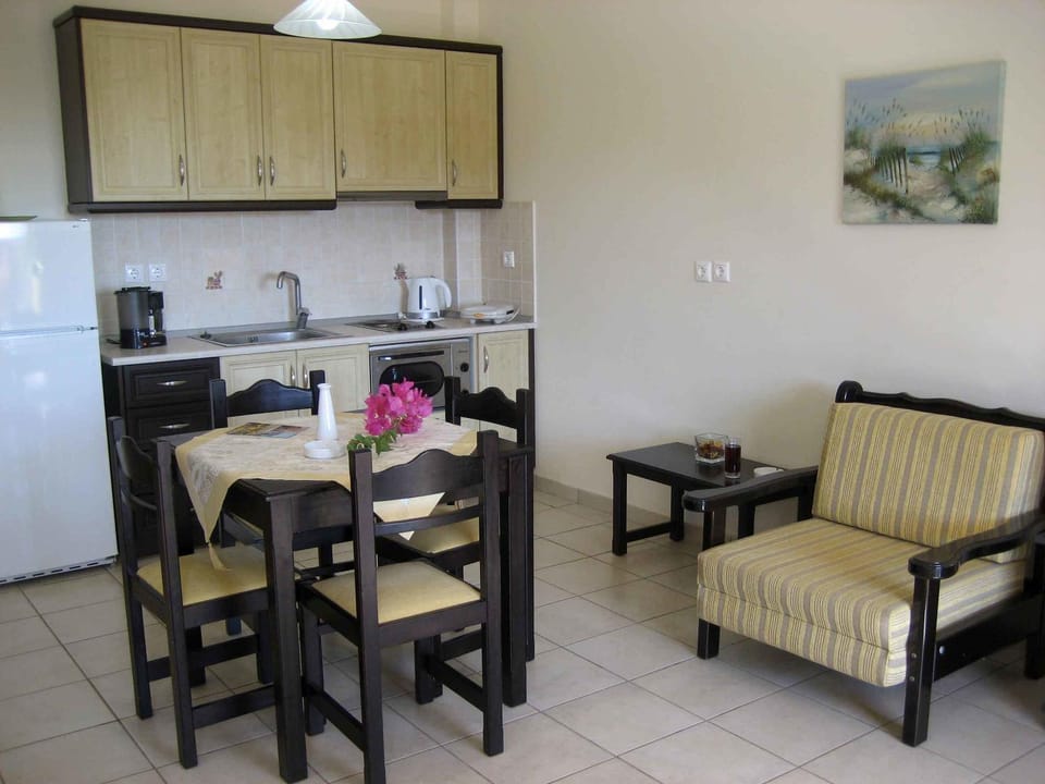 Kitchen or kitchenette, Living room, Seating area, Dining area, stove