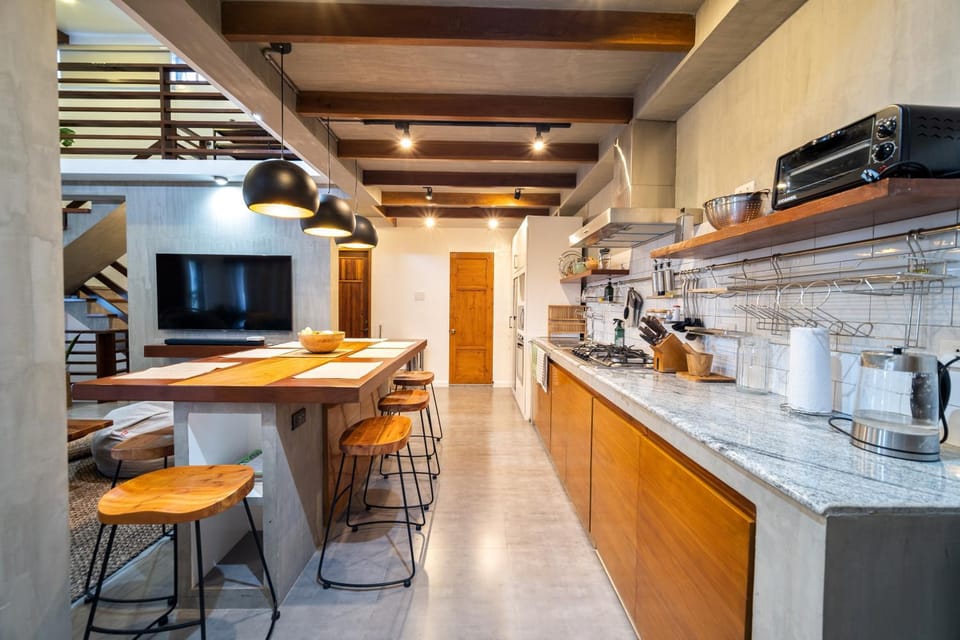 TV and multimedia, Coffee/tea facilities, Kitchen or kitchenette, Dining area, microwave, oven, stove