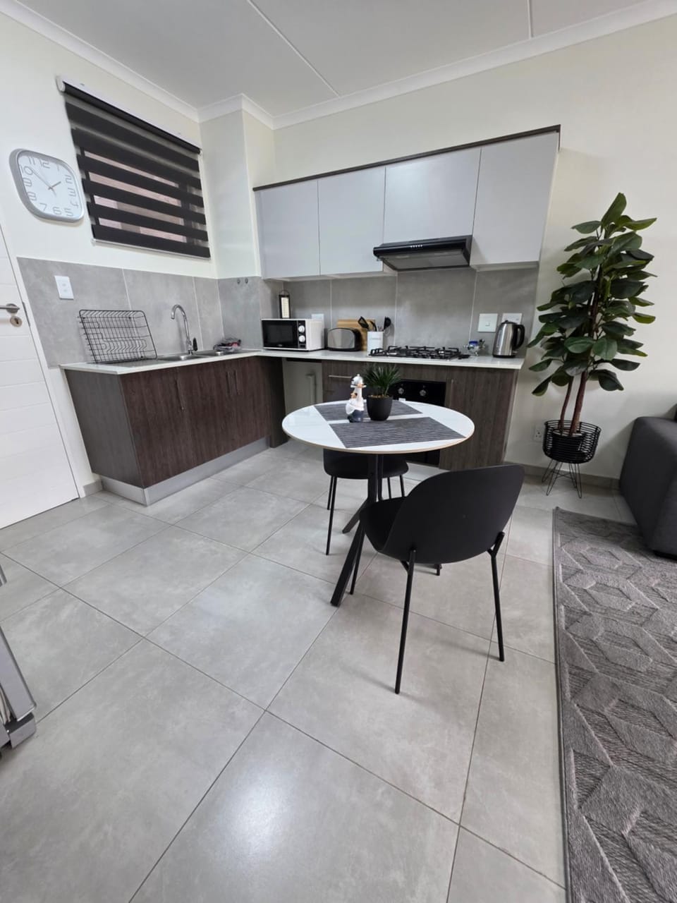 Coffee/tea facilities, Dining area, flat iron, microwave, oven, stove, toaster, kitchen