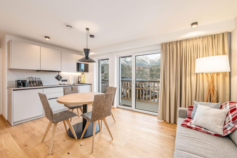 View (from property/room), Balcony/Terrace, Kitchen or kitchenette, Living room, Seating area, Dining area, stove