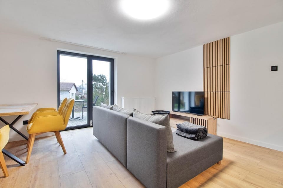 Communal lounge/ TV room, TV and multimedia, Living room, Seating area, Dining area