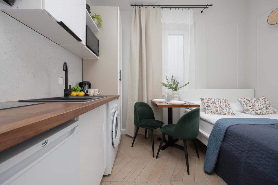 Kitchen or kitchenette, Seating area