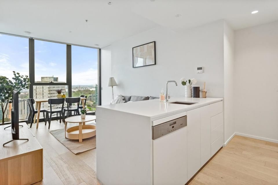 004S ABNB Style City View 2BR With Pool In Southbank, 5 Min Walk To Tram Apartment in Southbank