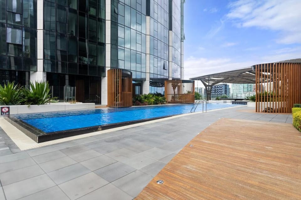 004S ABNB Style City View 2BR With Pool In Southbank, 5 Min Walk To Tram Apartment in Southbank