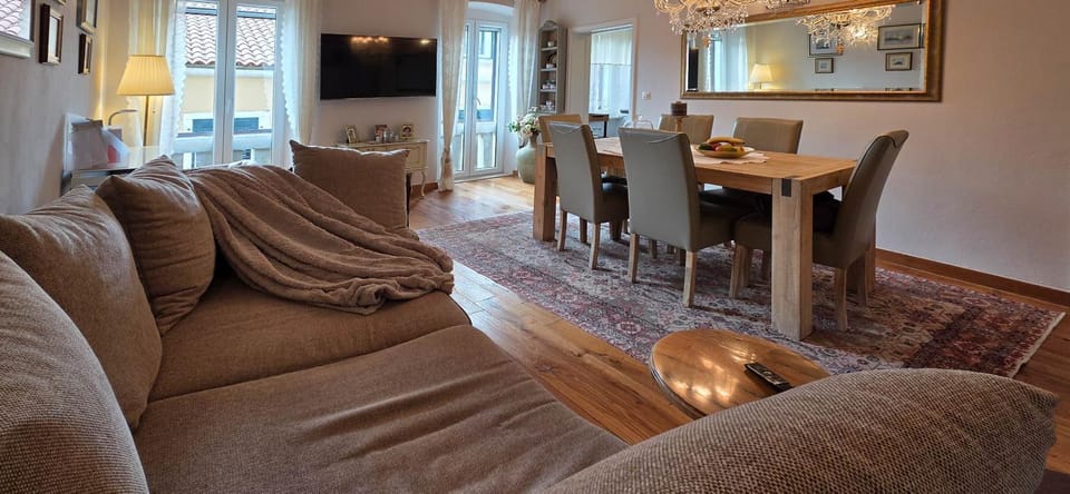 TV and multimedia, Living room, Dining area