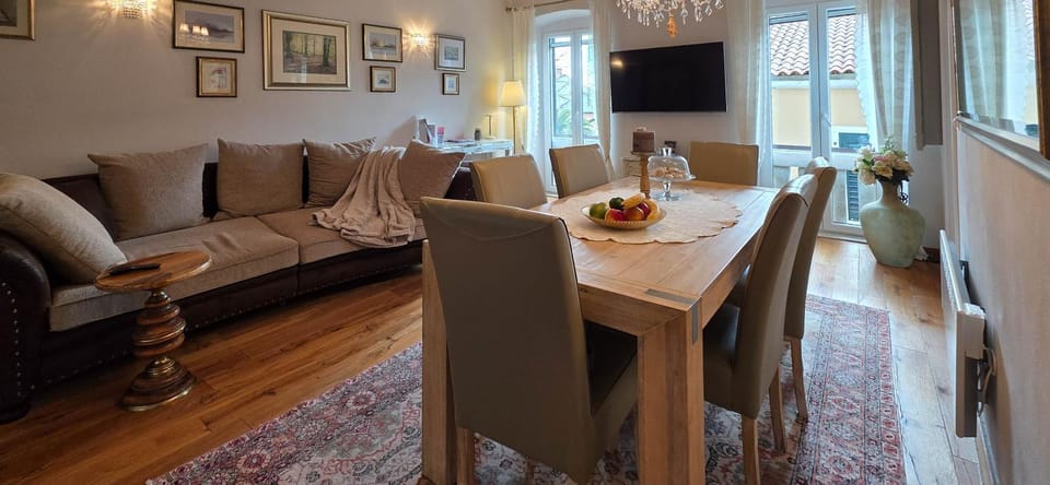 TV and multimedia, Living room, Dining area