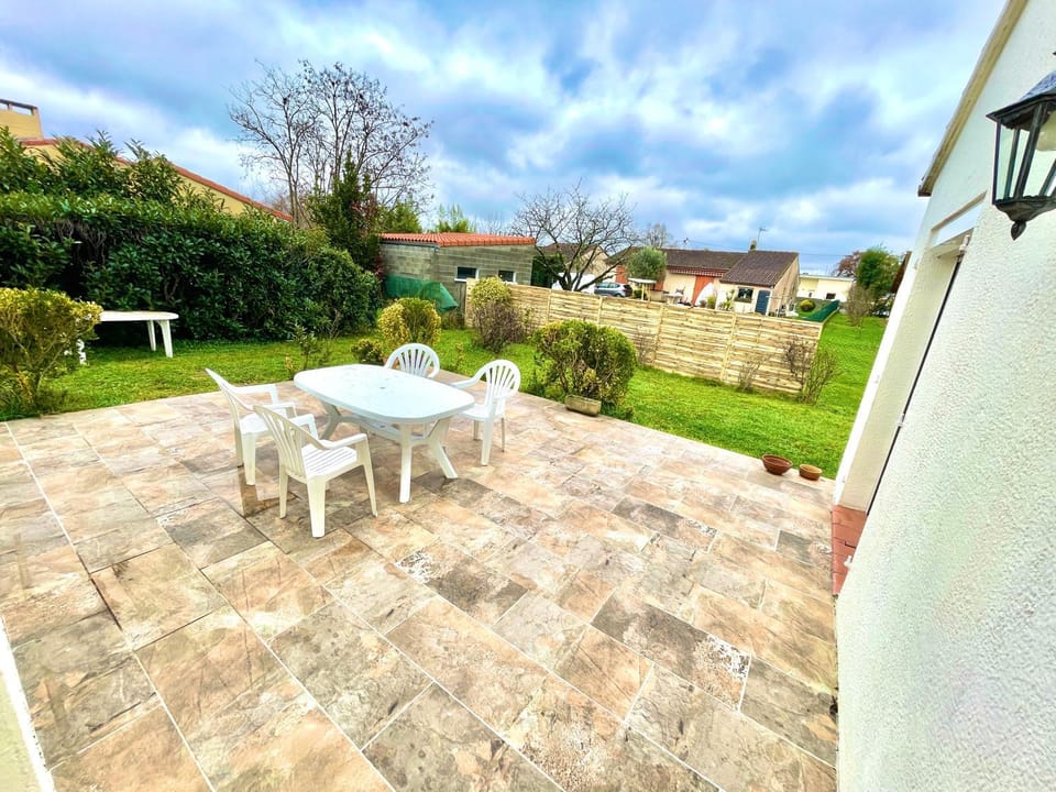 Patio, Spring, Day, Garden, Dining area, Garden view