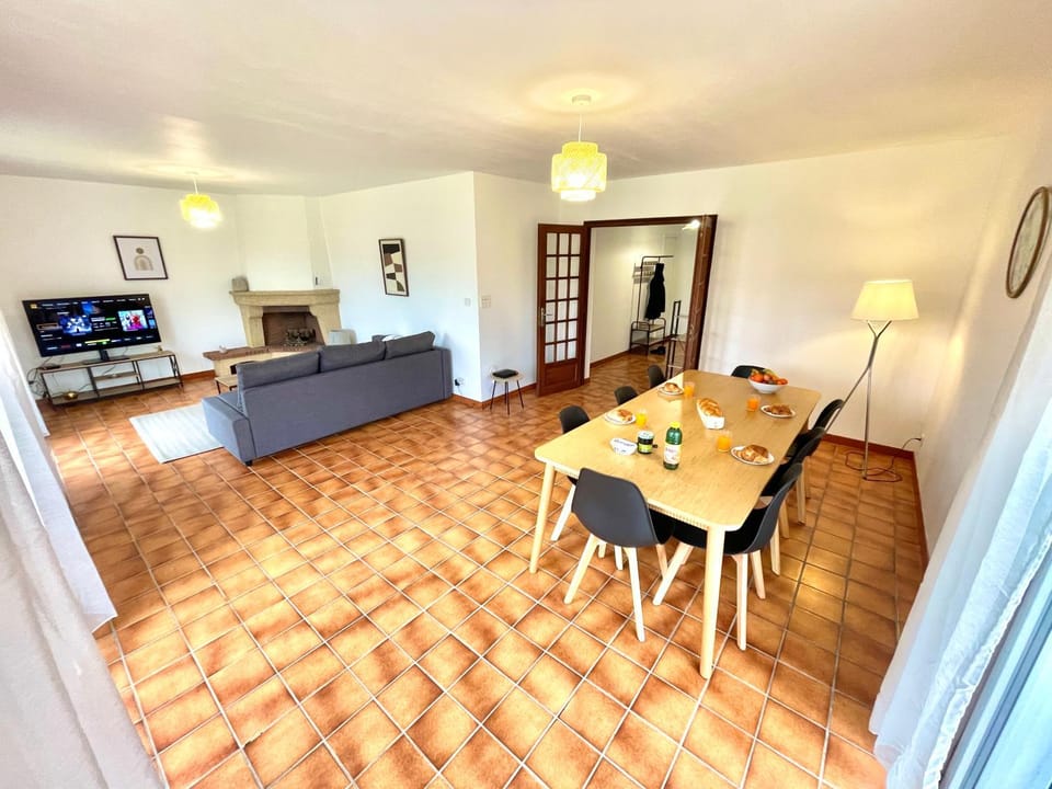 Communal lounge/ TV room, TV and multimedia, Living room, Seating area, Dining area