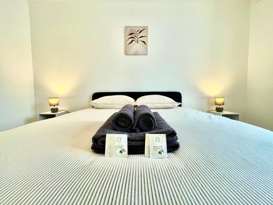 Bed, Photo of the whole room, Bedroom, towels