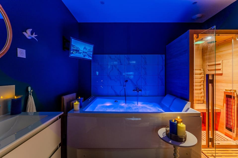 Hot Tub, Hot Tub, Sauna, TV and multimedia, Decorative detail, hair dryier