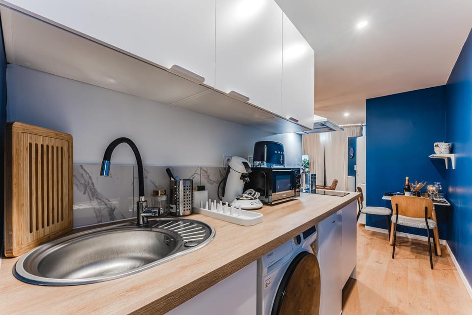 Coffee/tea facilities, Kitchen or kitchenette, microwave, toaster, washing machine, dryer