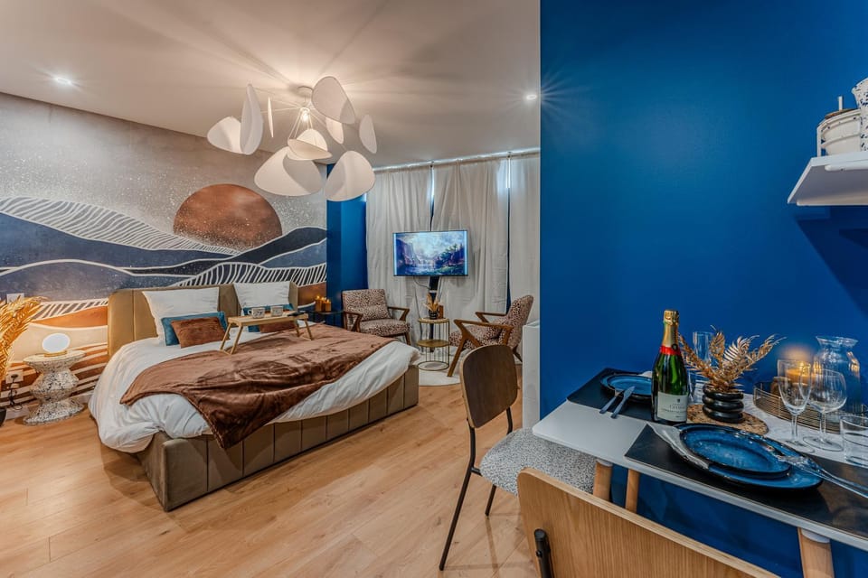Bed, Photo of the whole room, Decorative detail, Dining area, Bedroom
