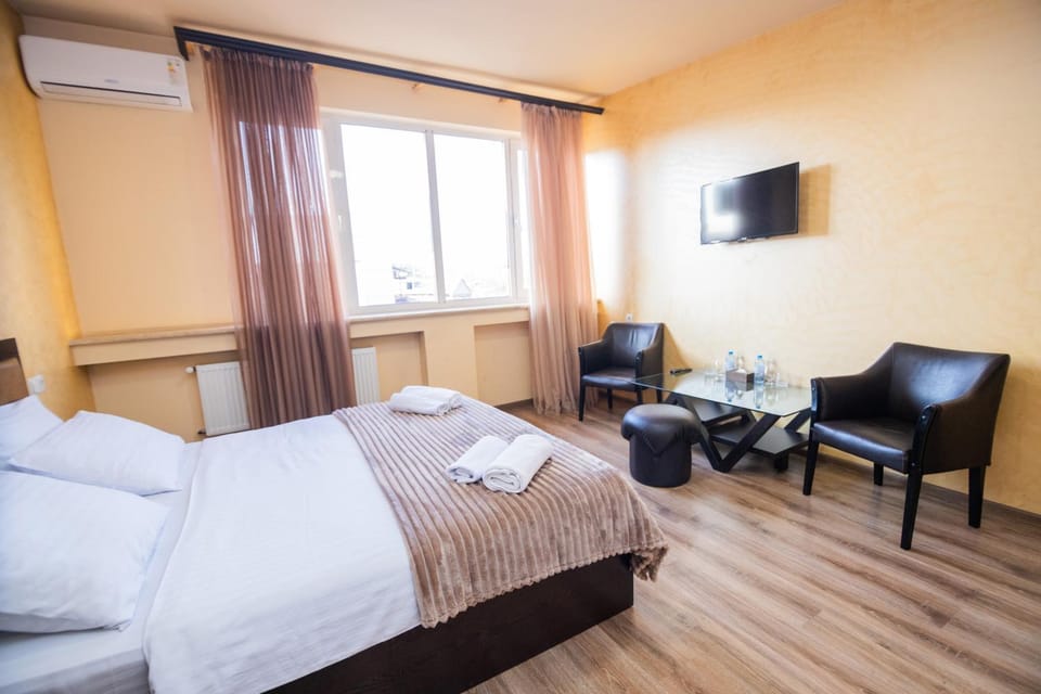 Bed, TV and multimedia, Photo of the whole room, towels, air conditioner
