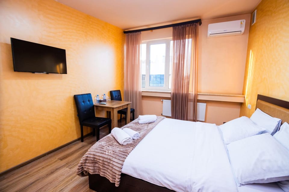 Bed, TV and multimedia, Photo of the whole room, towels, air conditioner