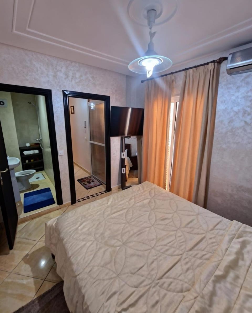 Shower, Bed, Bathroom, Photo of the whole room, Bedroom