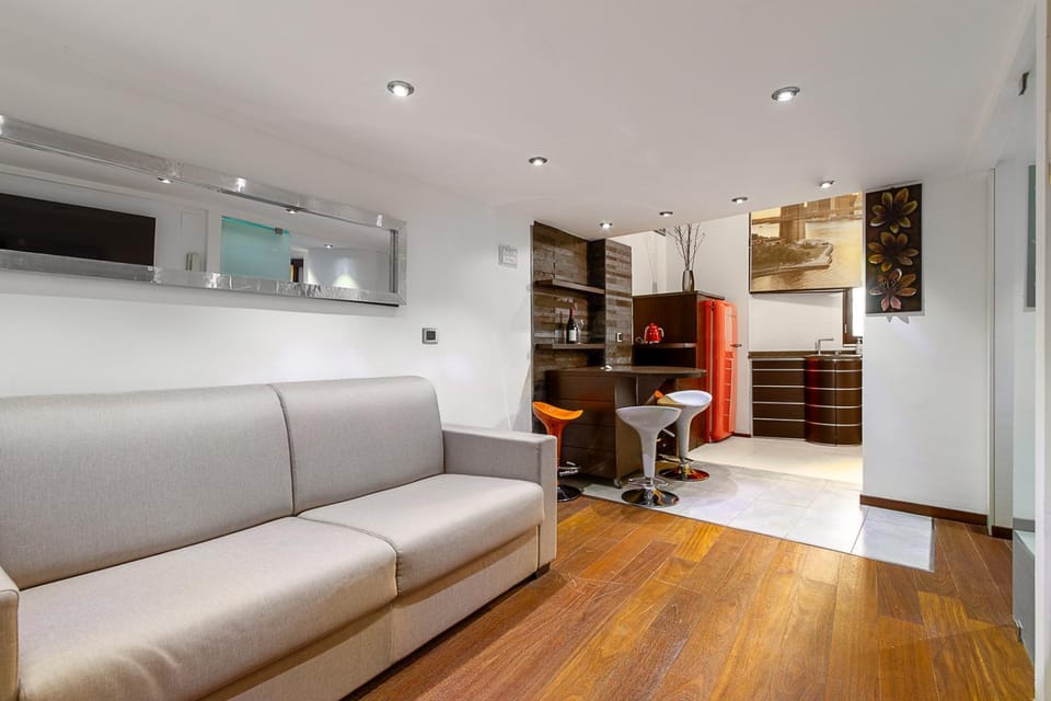 TV and multimedia, Kitchen or kitchenette, Living room, Seating area