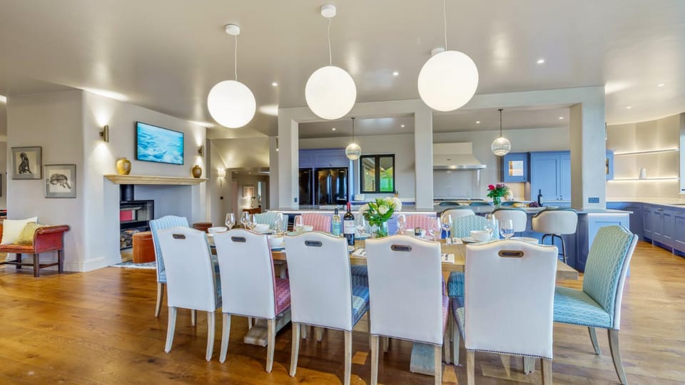 TV and multimedia, Dining area, fireplace, kitchen