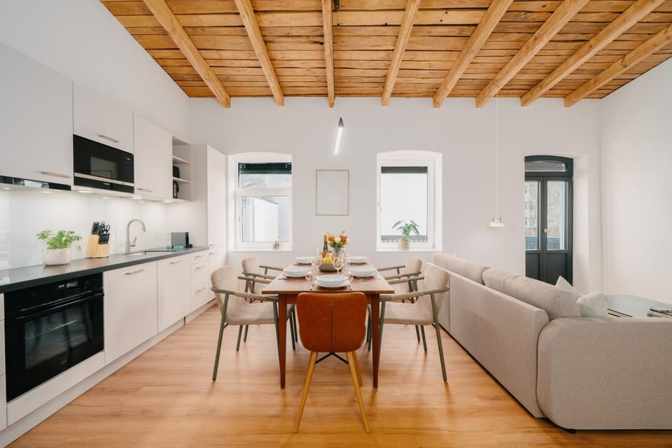TV and multimedia, Kitchen or kitchenette, Living room, Seating area
