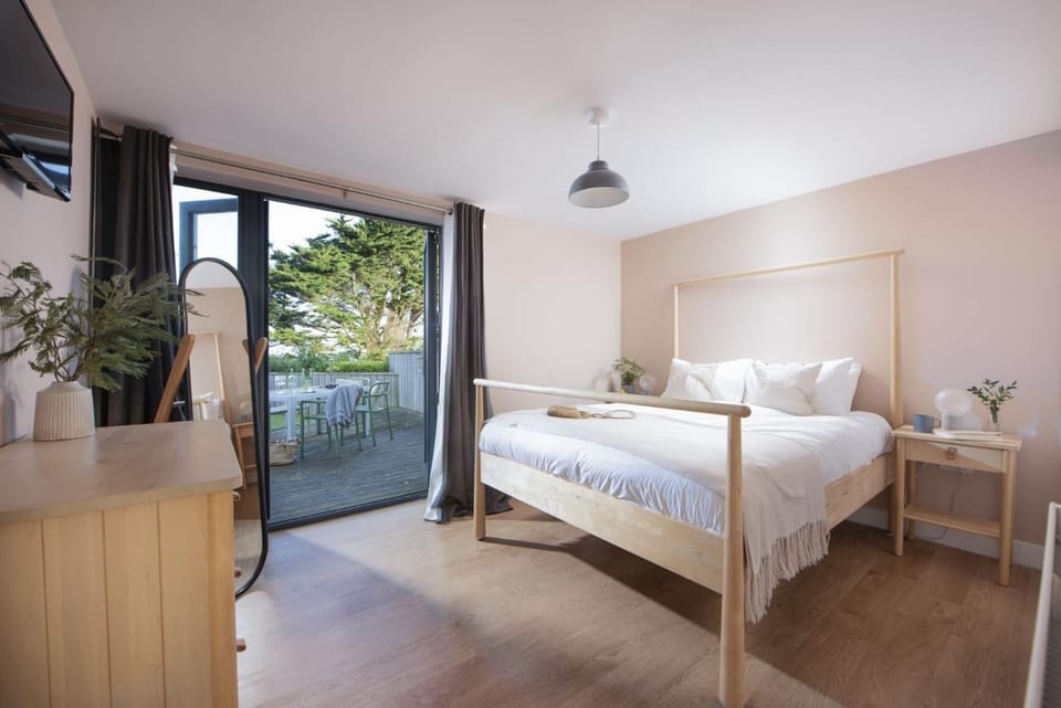Patio, Bed, Photo of the whole room, Bedroom
