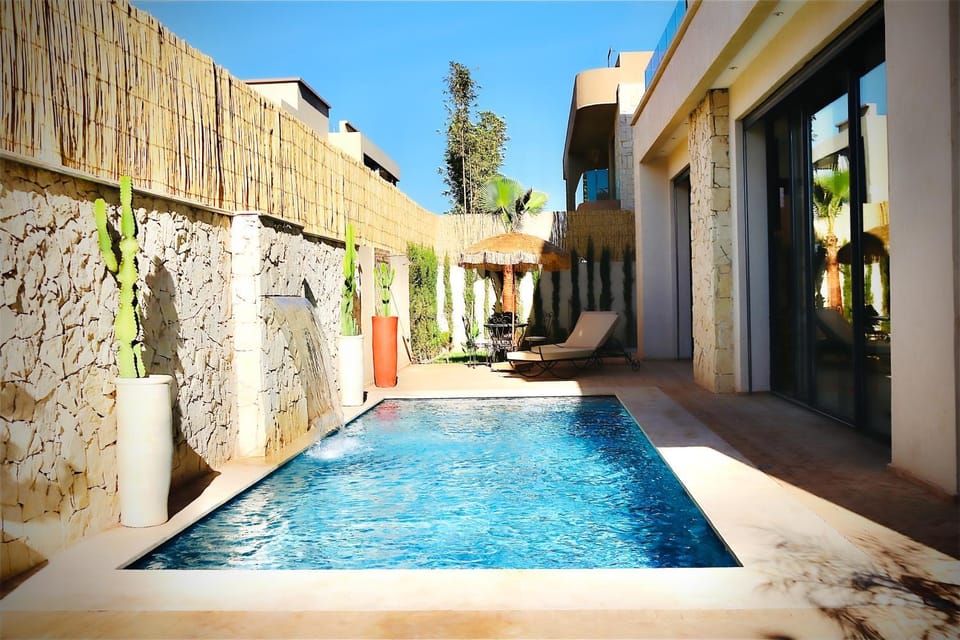Property building, Patio, Day, Pool view, Swimming pool, sunbed