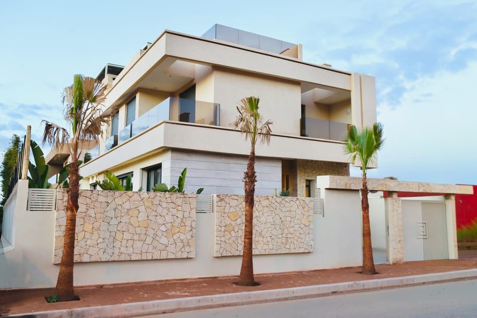 Property building, Facade/entrance, Day