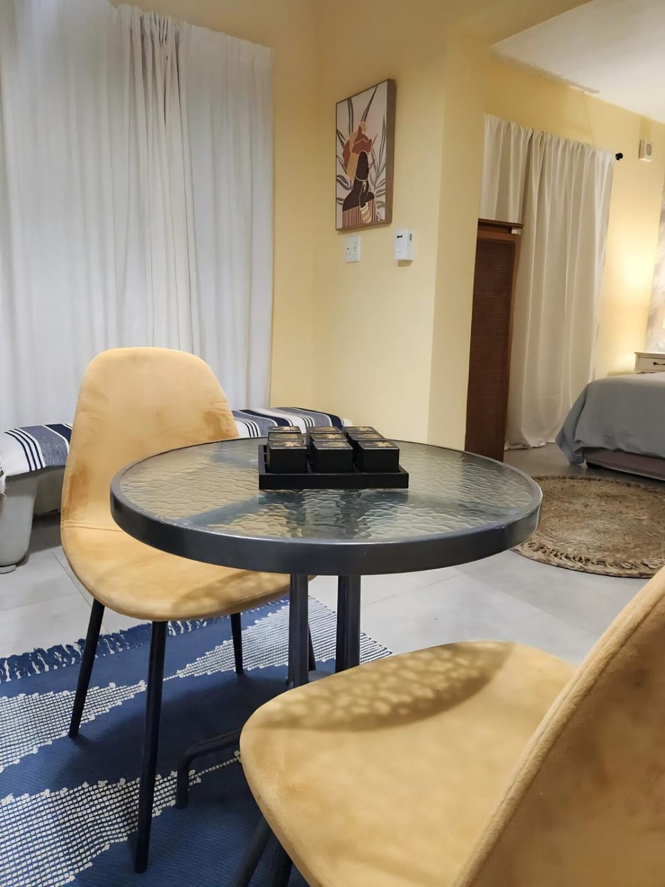 Seating area, Dining area