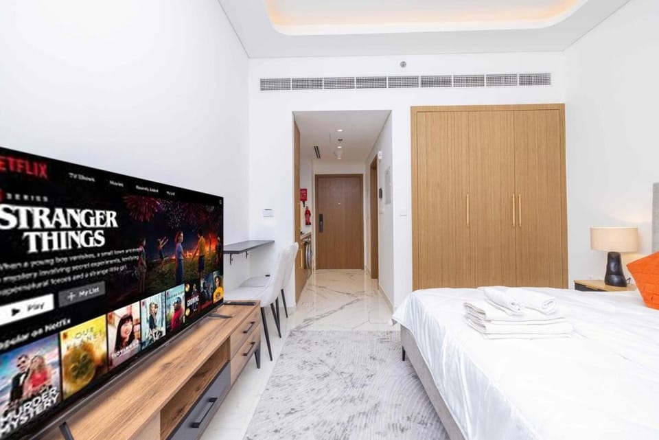 Bright Studio with Pool Access - Azizi Riviera Apartment in Dubai