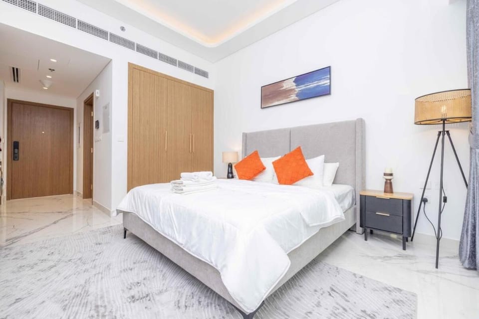 Bright Studio with Pool Access - Azizi Riviera Apartment in Dubai