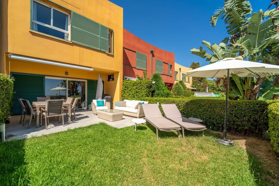 Property building, Patio, Spring, Day, Garden, Garden, Garden view, Pool view, Swimming pool, sunbed
