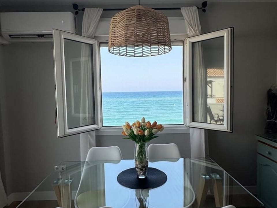 Living room, Dining area, Sea view