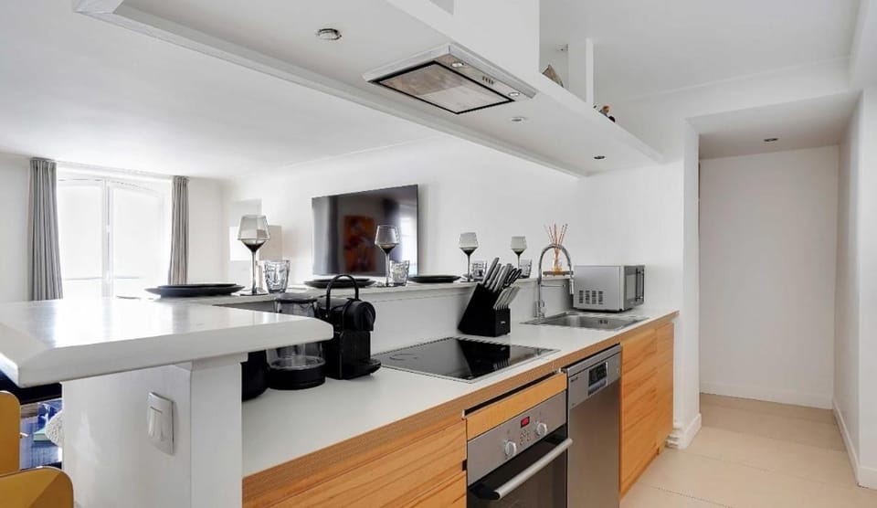 TV and multimedia, Kitchen or kitchenette, Dining area, dishwasher, oven, stove