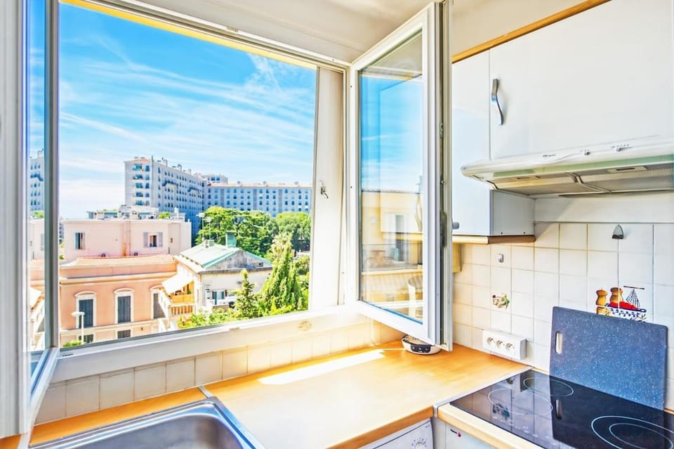 Kitchen or kitchenette, City view