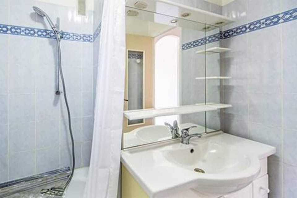 Espace Anahit 2 piece meublé avec balcon, proche Tram Magnan et plages BAIL MOBILITE Apartment in Nice