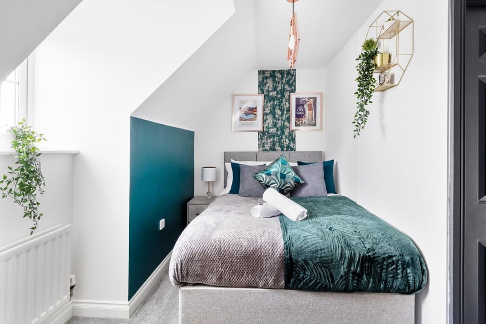 Modern 5 Bedroom Bath House - Hot Tub House in Bristol