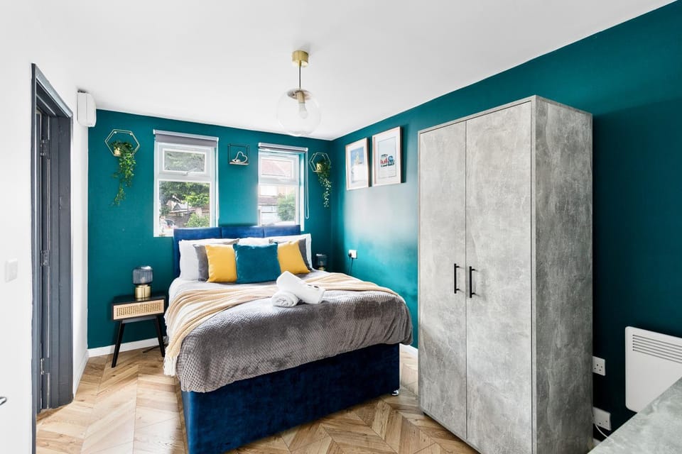 Modern 5 Bedroom Bath House - Hot Tub House in Bristol