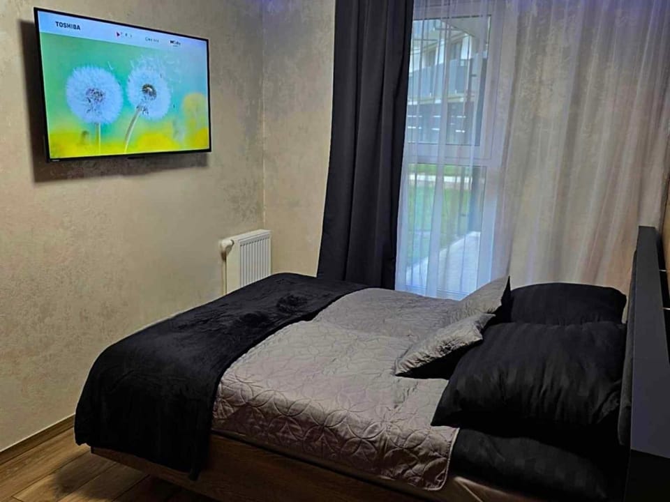 Bed, TV and multimedia, Bedroom