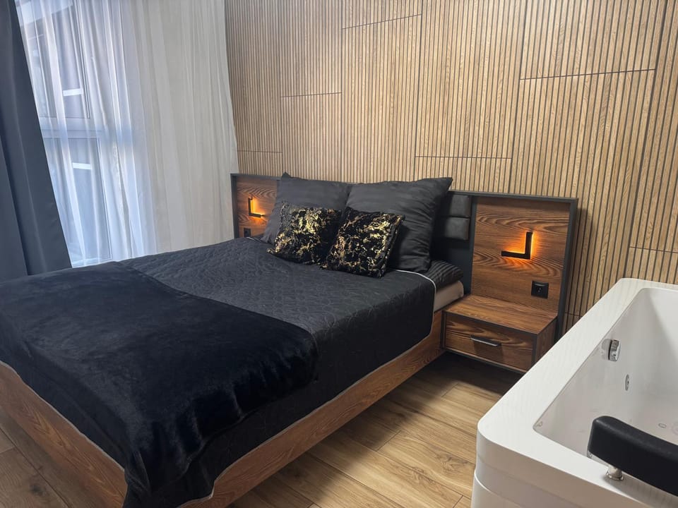 Bed, Hot Tub, Bedroom