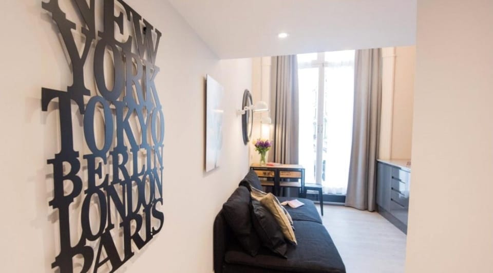 Mezzanine in central London, W2-First floor Apartment in City of Westminster
