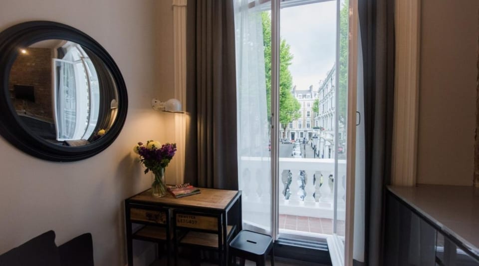 Mezzanine in central London, W2-First floor Apartment in City of Westminster